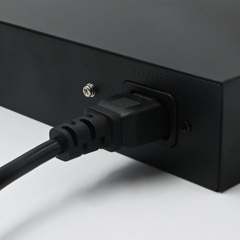 Qoltec Przełącznik sieciowy SWITCH FAST Ethernet PoE | 4x RJ45 | 2x RJ45 Uplink | 65W | 10/100Mb/s