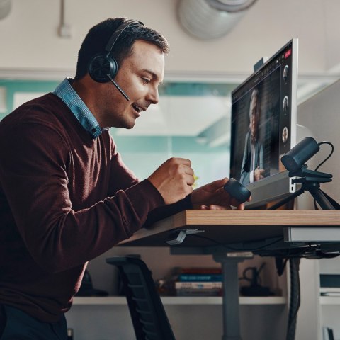 POLY POLY Zestaw słuchawkowy Voyager Focus 2 z certyfikatem Microsoft Teams USB-C-C + przejściówka USB-C/A + podstawka ładująca