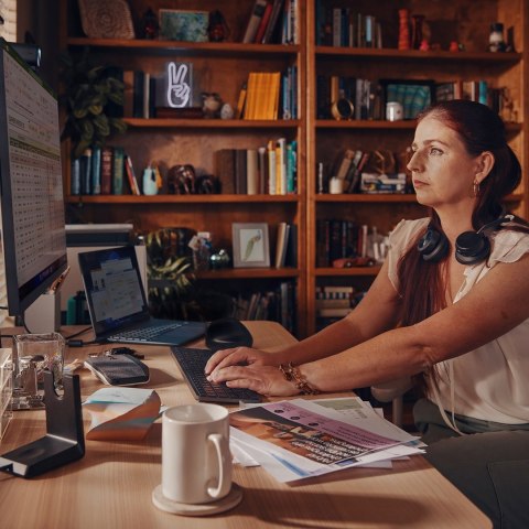 POLY POLY Zestaw słuchawkowy Voyager Focus 2 z certyfikatem Microsoft Teams USB-C-C + przejściówka USB-C/A + podstawka ładująca