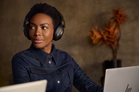 POLY POLY Zestaw słuchawkowy Voyager Surround 80 UC USB-C + przejściówka USB-C/A